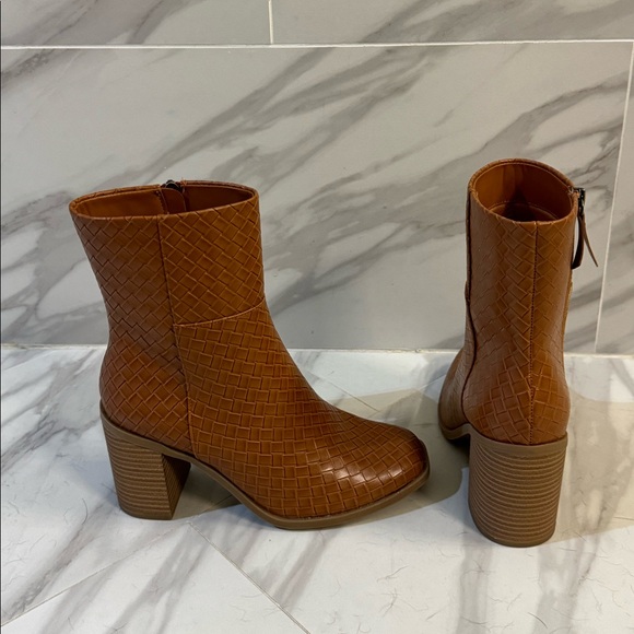 NWT Universal Thread Boots 7.5 - Picture 3 of 4